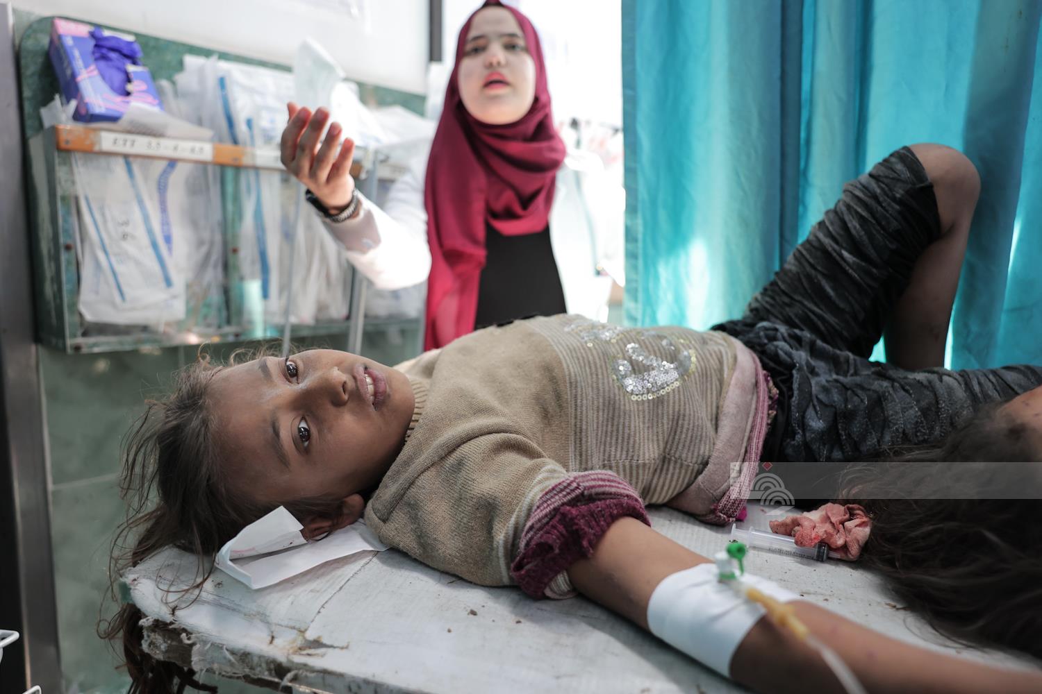 طفلة جريحة تتلقى العلاج في مستشفى الشهيد أبو يوسف النجار في رفح جنوب قطاع غزة (تصوير: وفا)